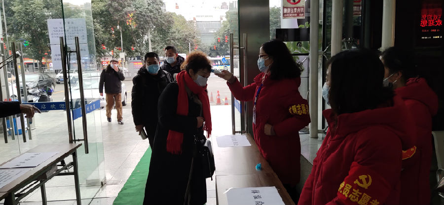 為進(jìn)站旅客測體 溫.jpg 032e5d2a5f37760707fe115abebb70df.jpg