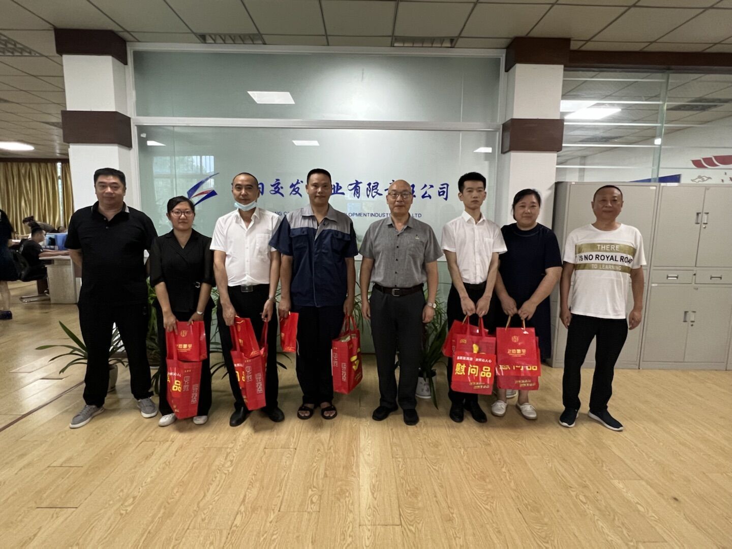 7.交發(fā)實(shí)業(yè)慰問現(xiàn)場(chǎng).jpg 7.交發(fā)實(shí)業(yè)慰問現(xiàn)場(chǎng).jpg