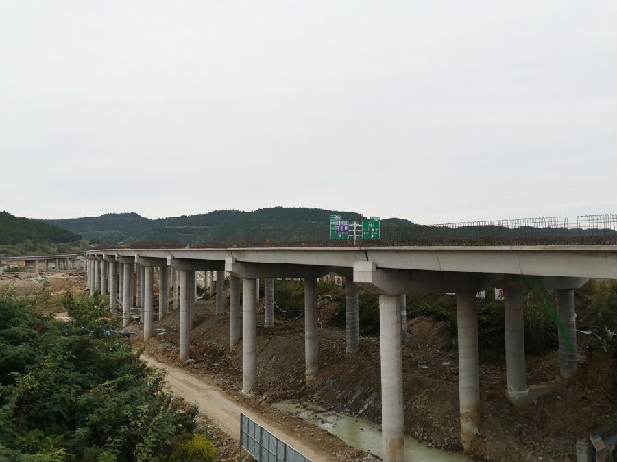 綿陽(yáng)繞城高速永明互通立交主線(xiàn)工程提前完成主體工程施工任務(wù).jpg 40fa3845d5b035f3cb6b9a20099bc541.jpg