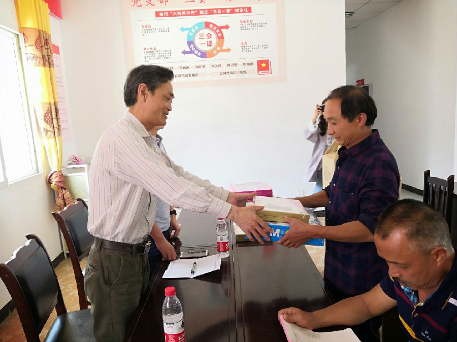 交發(fā)集團(tuán)愛(ài)心傳遞 情暖“六一”1.jpg 6006d2f9d97f433a62b18dac6b1edb1d.jpg