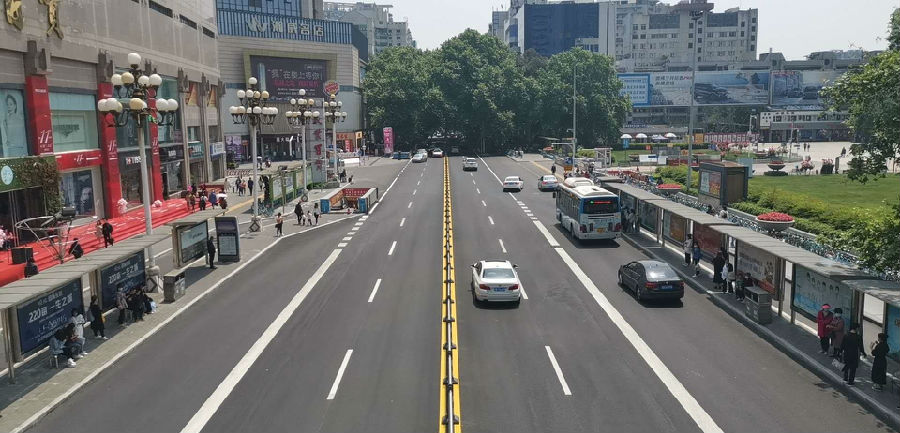 涪城路中段機(jī)動(dòng)車(chē)道完成優(yōu)化升級(jí)1.jpg 654730d59fe721e6dee1a7c5bbc19879.jpg