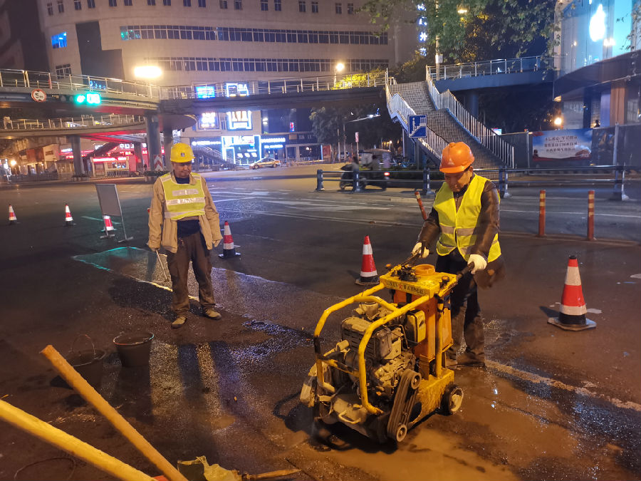 涪城路中段機(jī)動(dòng)車(chē)道完成優(yōu)化升級(jí)2.jpg 7820a2bf25989f23f12c1c129433f6f2.jpg