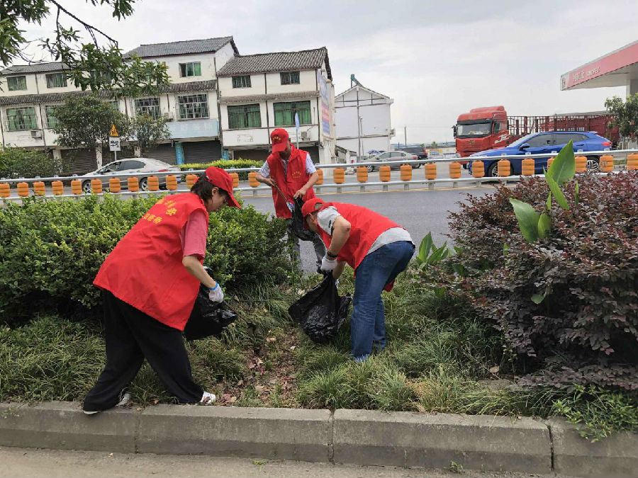 路橋公司開展“六.五”世界環(huán)境日志愿服務(wù)活動2.jpg 79cab9756042be6c6140384412ca23ab.jpg