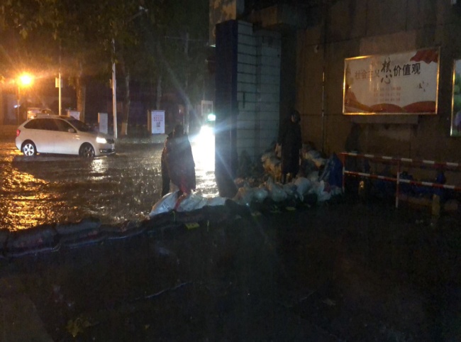 交發(fā)實業(yè)再獲錦旗和感謝信1.jpg a2cbe359b906e63c2fe6adba211296e9.jpg