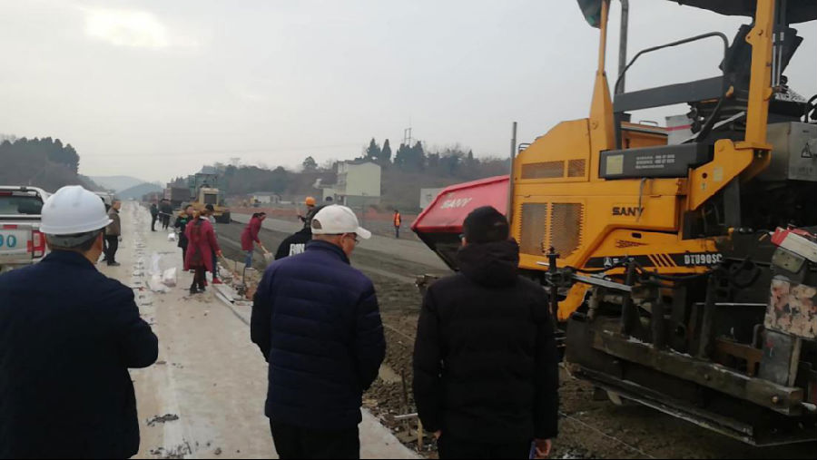 元旦不停工442.jpg e80e6d4d7750c418375aaee1cc0d1aa7.jpg